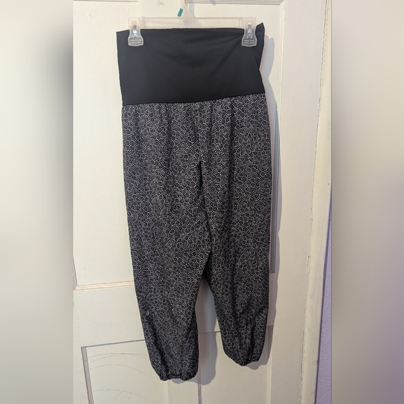 Lululemon LoBlack and Gray Patterned Bottoms - Picture 2 of 3